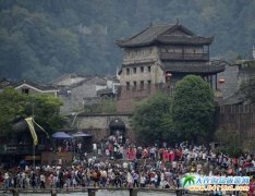 十一鳳凰古城游人如織,大街小巷人頭攢動