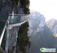 張家界大峽谷玻璃橋橋面完成安裝
